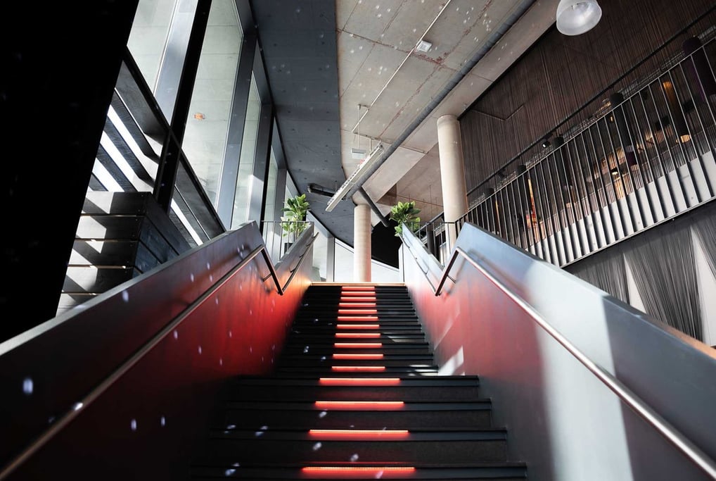 Inszenierte Treppe mit Lichtkonzept in der Eventlocation Westhafen Pier 1
