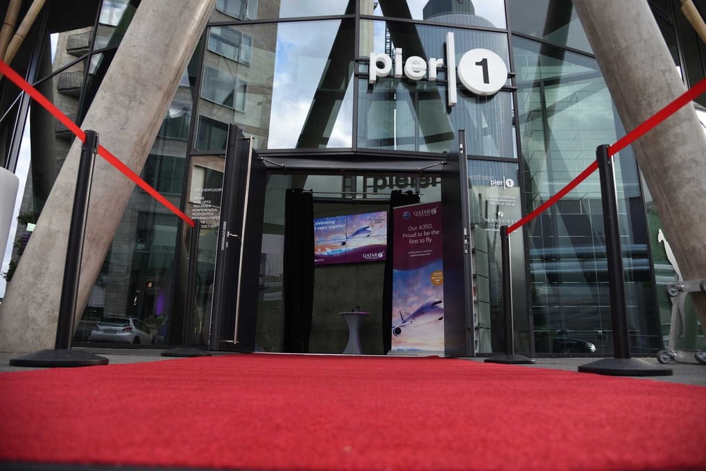 Eingang der Eventlocation Westhafen Pier 1 in Frankfurt mit rotem Teppich