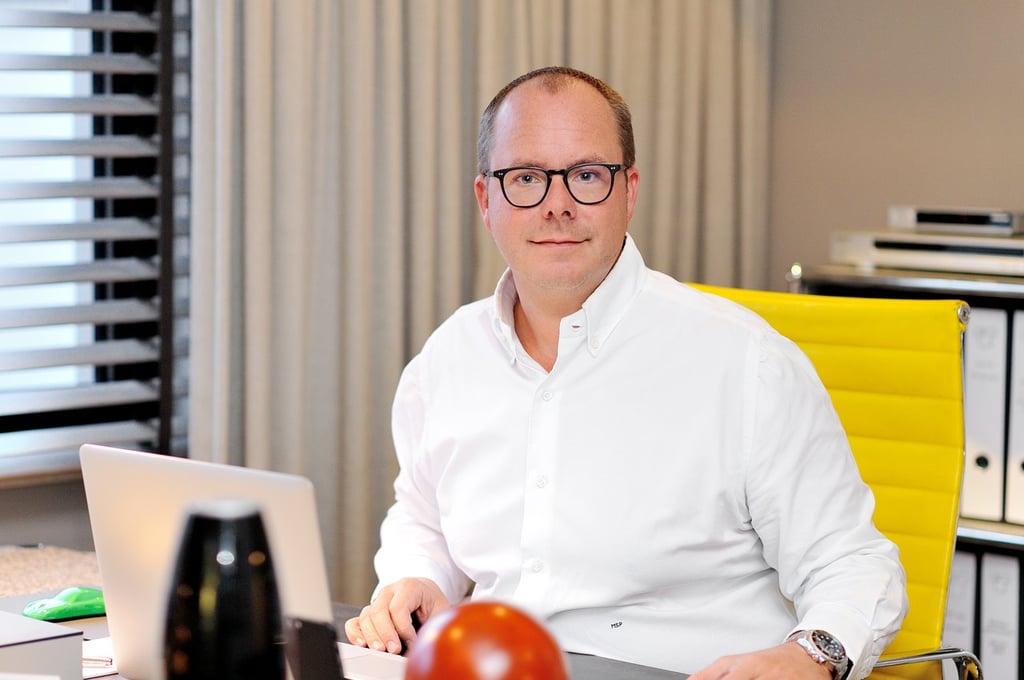 Markus Spengler, Geschäftsführung Westhafen Pier 1, an einem Schreibtisch