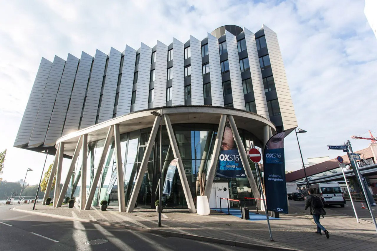 Modernes Bürogebäude mit gewellter Fassade und runder Glasfront