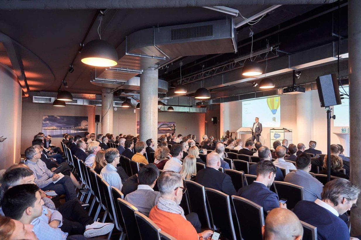 Tagungen & Konferenzen