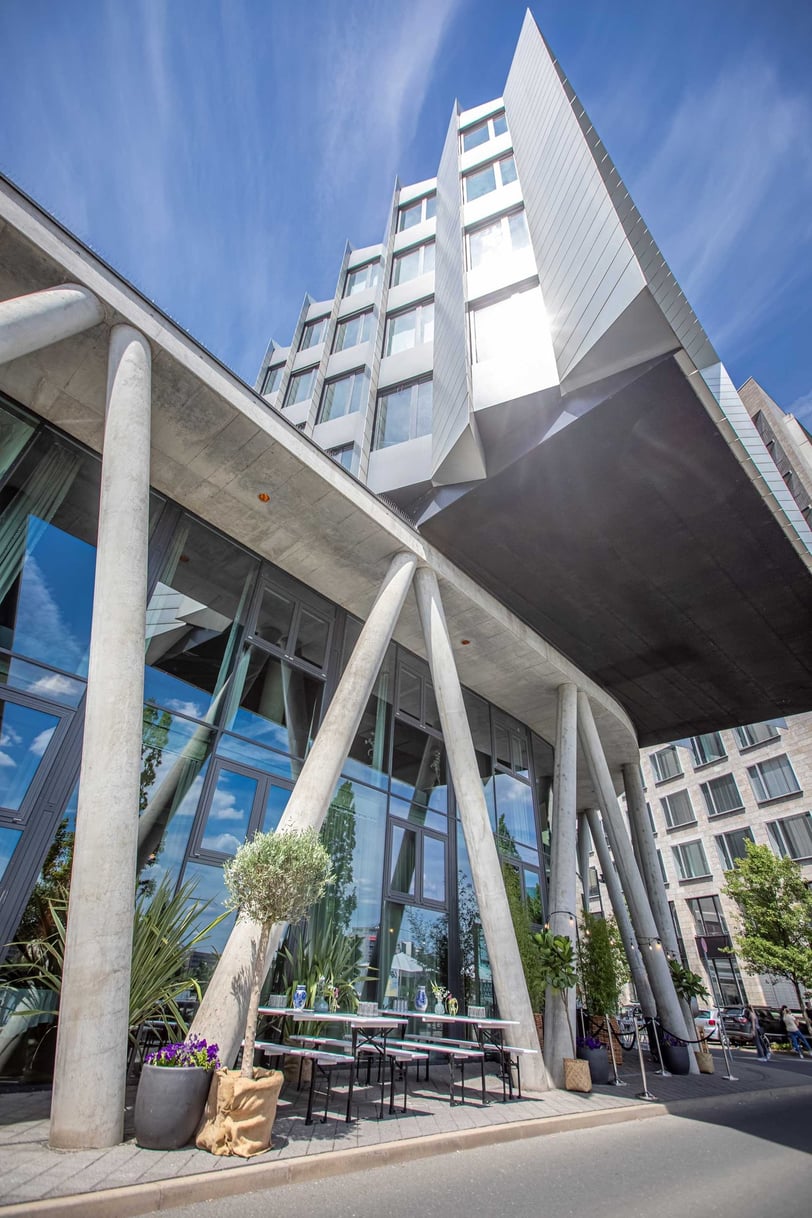 Architektonisches Detail der Eventlocation Westhafen Pier 1 mit Betonstützen und Glasfassade