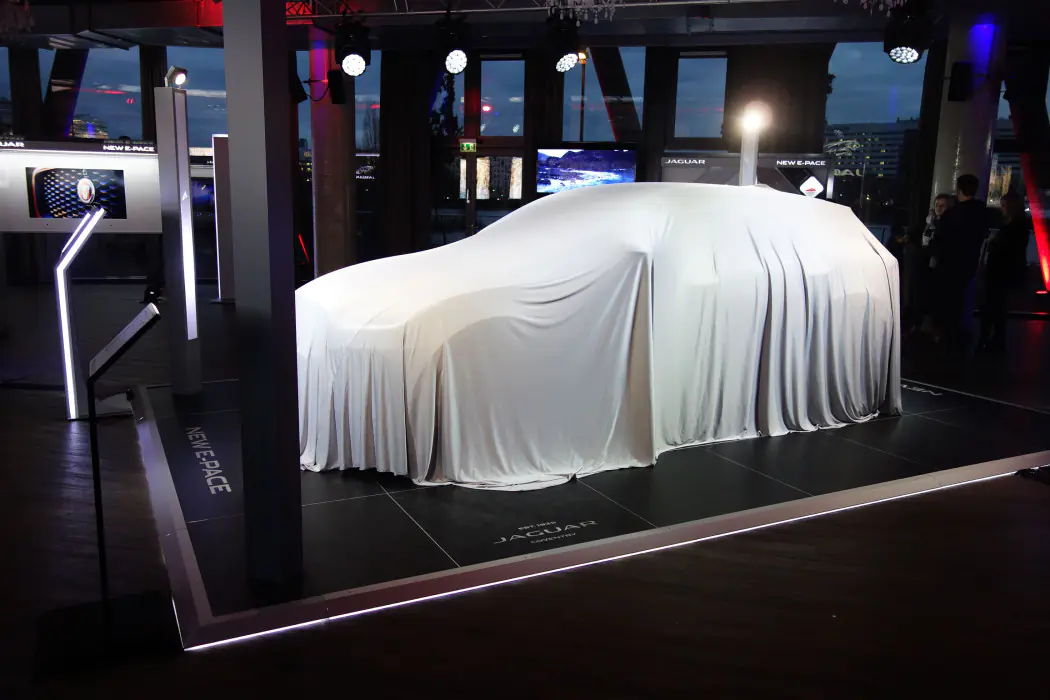Jaguar Fahrzeug im Veranstaltungsraum