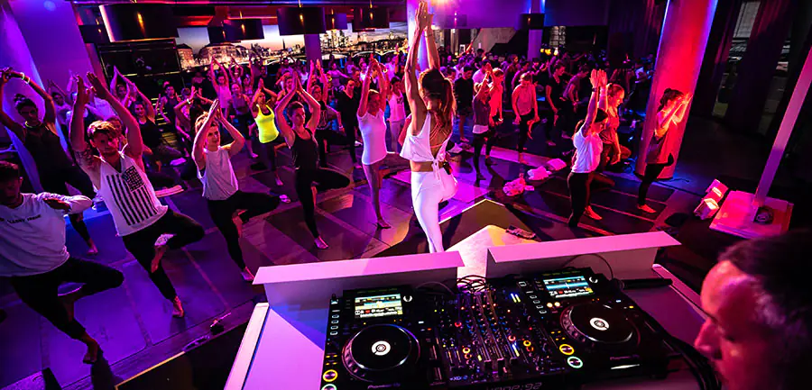 Teilnehmende beim Techno Asana Event